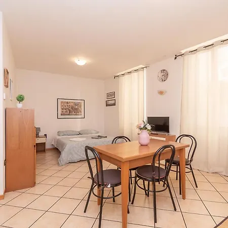 Apartment Piazza Vittoria Monolocale - Affitti Brevi Italia
